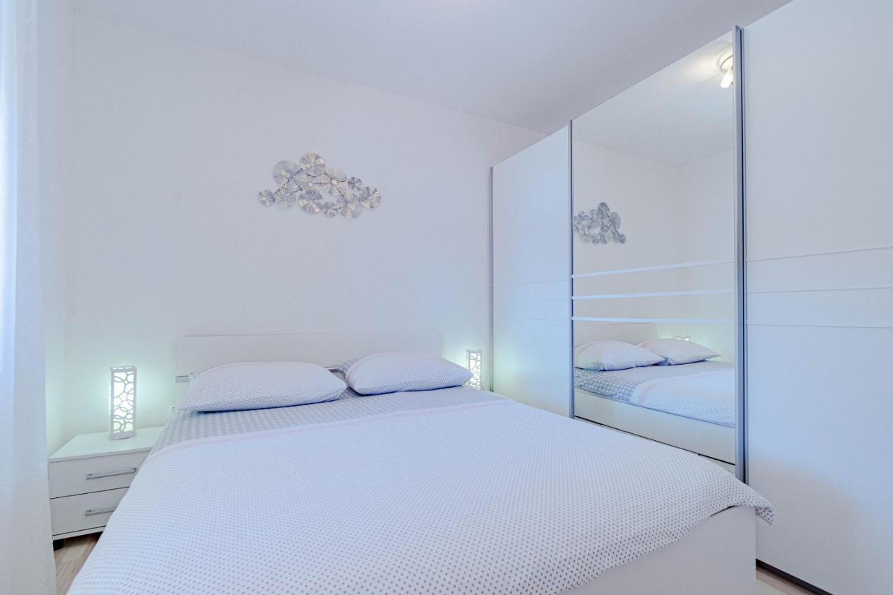 Apartman Apartments By The Sea Cove Zaglav, Korcula - 12208 *